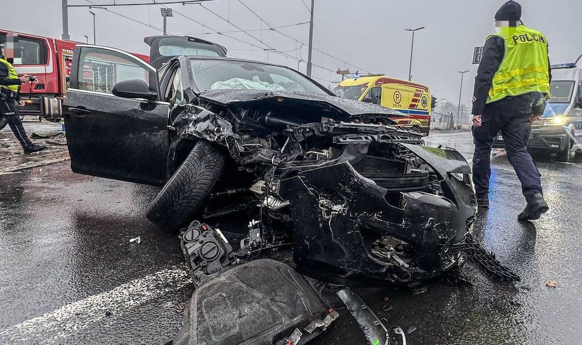 Poważny wypadek na skrzyżowaniu ze światłami. Trzy osoby w szpitalu