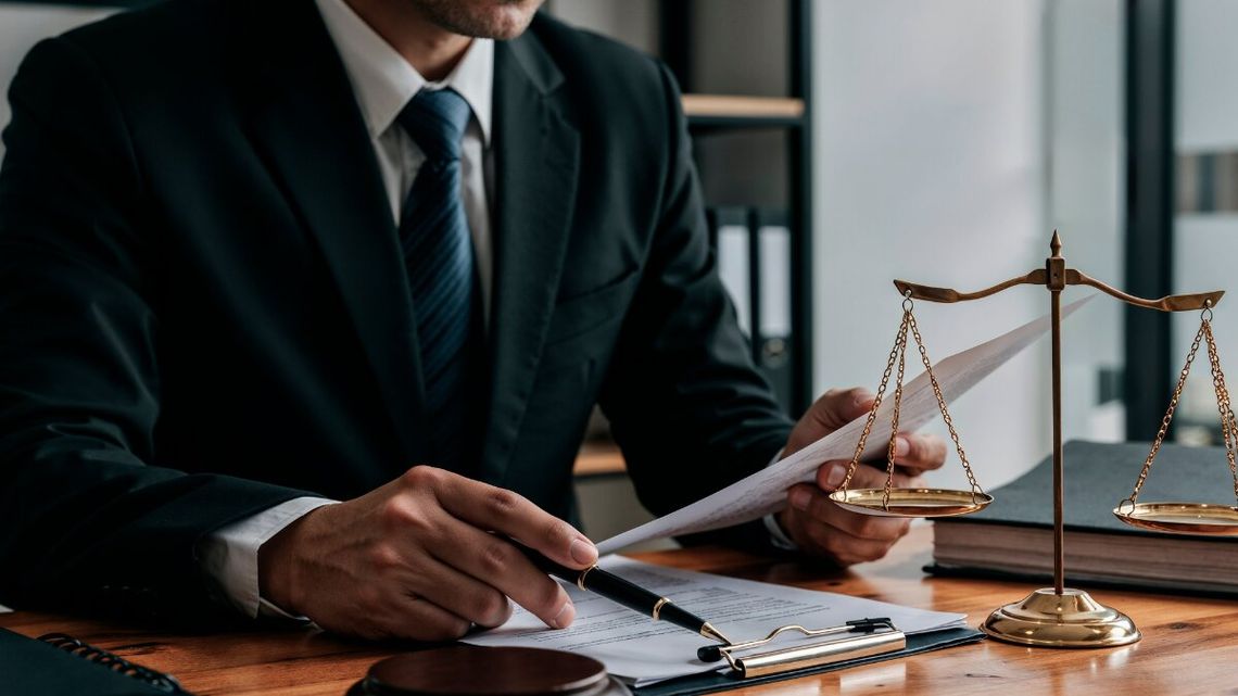 Prawo łaski pod lupą: Polacy zabrali głos. Pierwsza decyzja Nawrockiego dzieli opinię publiczną