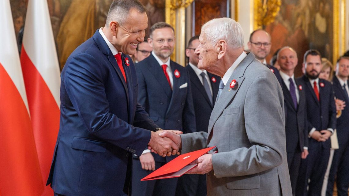 Prezydent Nawrocki żąda nowej Konstytucji: Czy silna władza suwerena oznacza koniec demokracji?