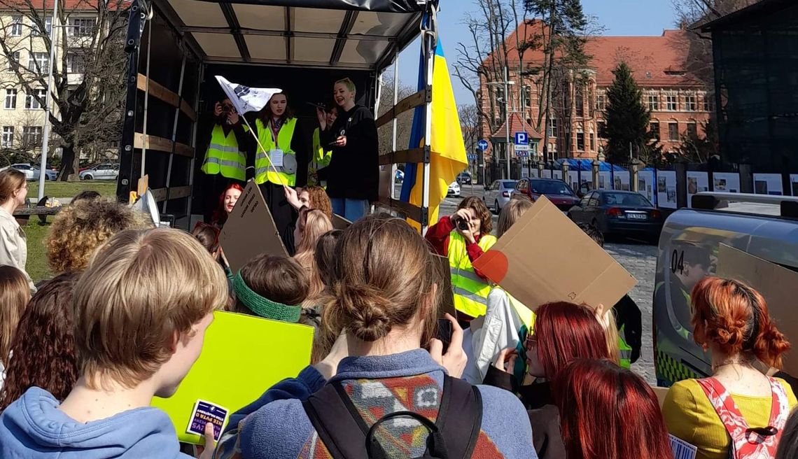 Protestujący na ulicy wznosili okrzyki