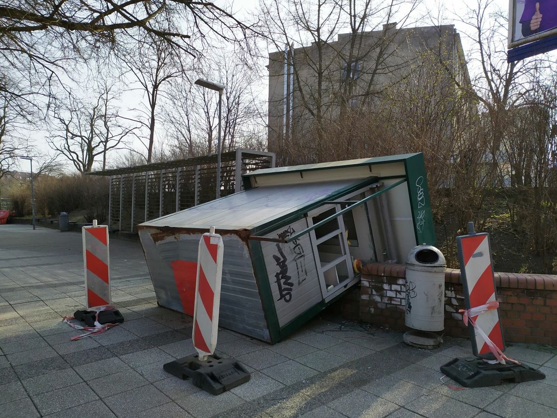 Przewróciło się? Niech leży. Czyj to kiosk?