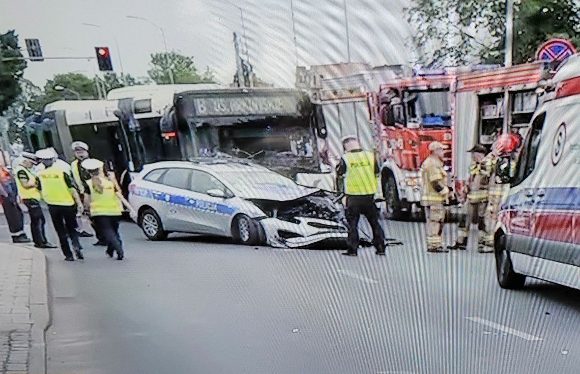 Radiowóz zderzył się z autobusem komunikacji miejskiej. Ranni i utrudnienia