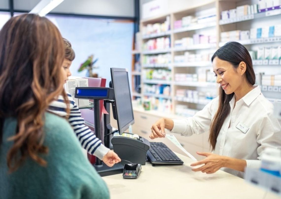Nowe uprawnienia aptekarzy 2026. Farmaceuta wystawi receptę kontynuowaną na 120 dni przez IKP