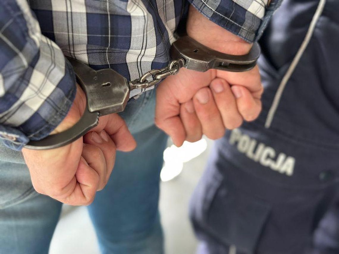 Recydywista za kratami. 70-latek z dożywotnim zakazem prowadził „na podwójnym gazie”