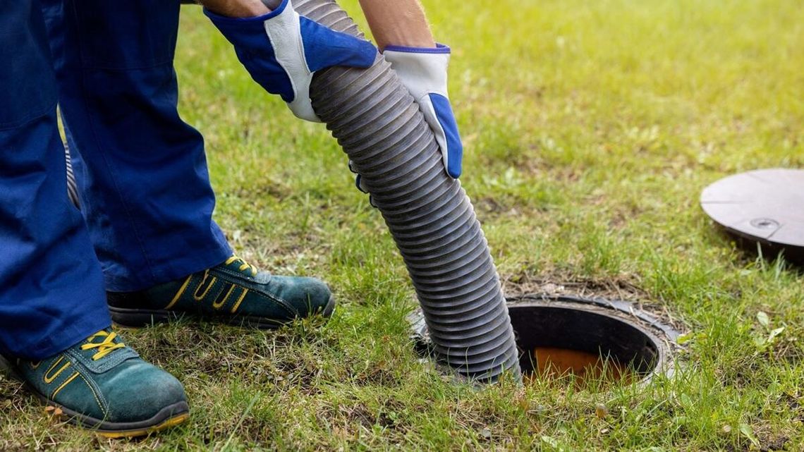Grzywny i pouczenia dla osób nielegalnie odprowadzających deszczówkę