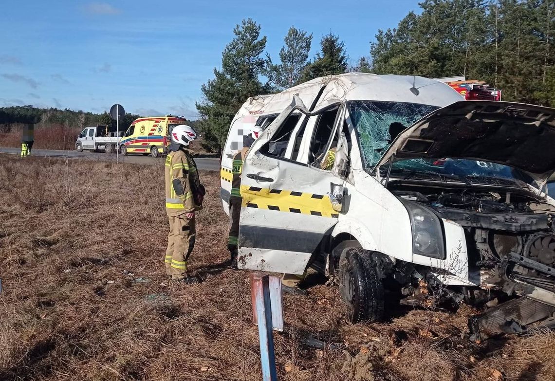 Samochód dostawczy w rowie, jedna osoba trafiła do szpitala