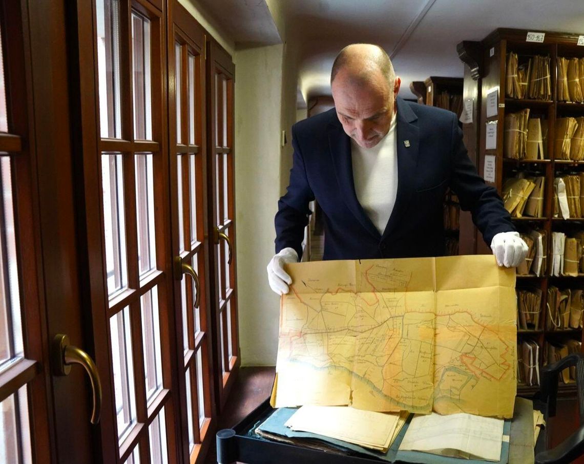 Sensacyjne znalezisko na południu województwa. Historyczne mapy i plany wodne przekazane wojewodzie