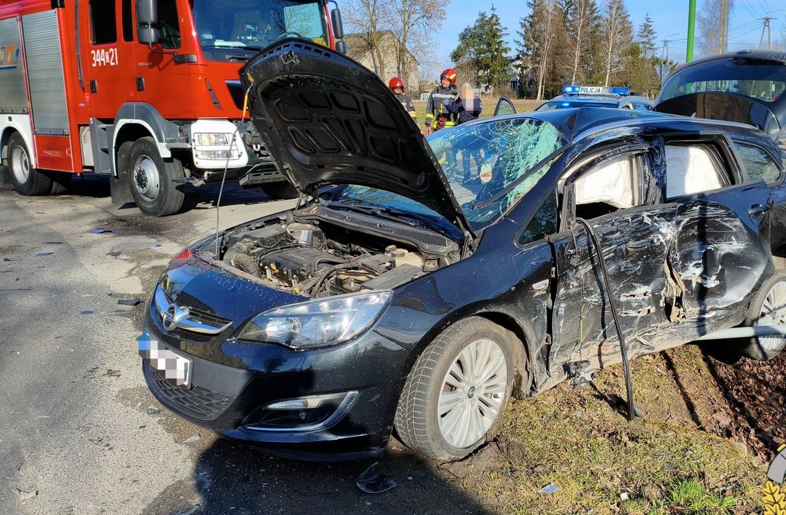 Skasowany Opel i rozbite Volvo. Służby ratunkowe w akcji zaraz po zderzeniu Skasowany Opel i rozbite Volvo. Służby ratunkowe w akcji zaraz po zderzeniu