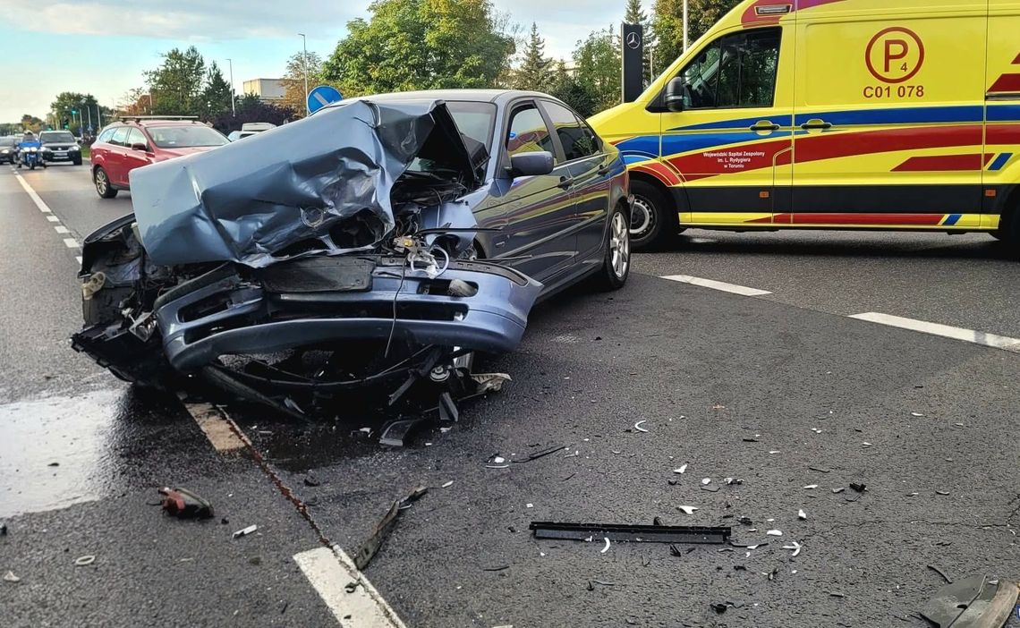 Skutki chwili nieuwagi za kółkiem. Groźna kolizja BMW i Mazdy pokazała siłę uderzenia Skutki chwili nieuwagi za kółkiem. Groźna kolizja BMW i Mazdy pokazała siłę uderzenia