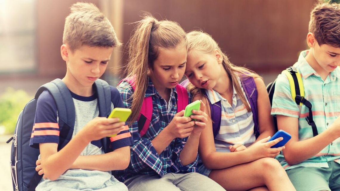 Wiemy, co rodzice sądzą o zakazie korzystanie ze smartfonów w szkołach