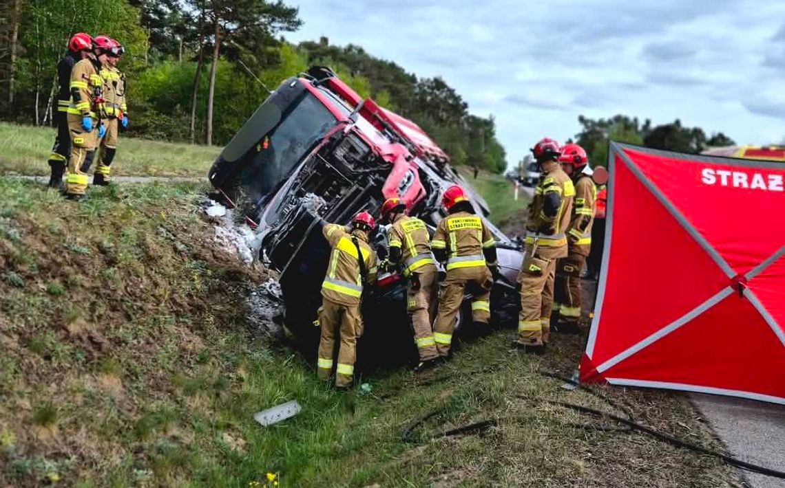 Śmiertelne zderzenie na drodze wojewódzkiej. Samochód osobowy wbił się w transport drewna