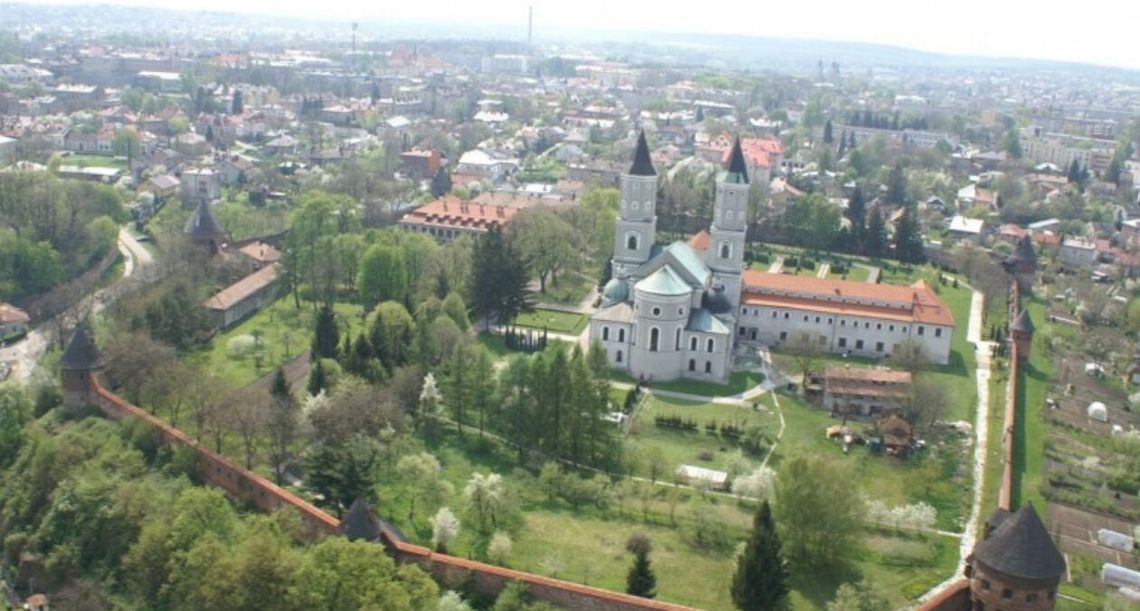 Śmiertelny atak nożownika w Jarosławiu: Reakcja Tuska i Zełenskiego Śmiertelny atak nożownika w Jarosławiu: Reakcja Tuska i Zełenskiego