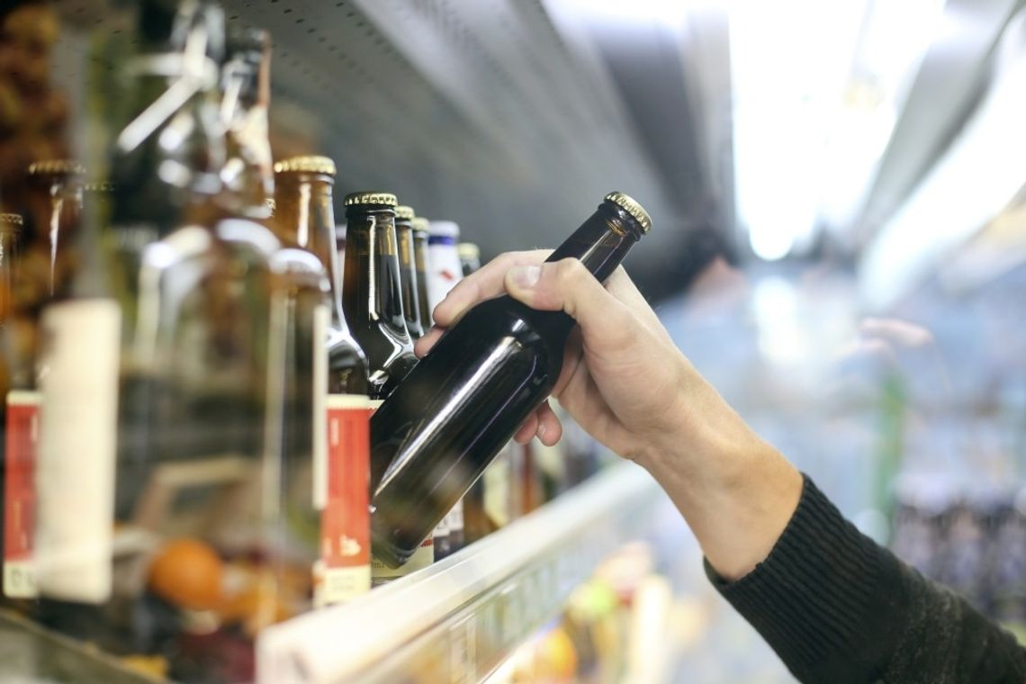 Drinki i piwa smakowe mają mniej alkoholu niż mówi etykieta