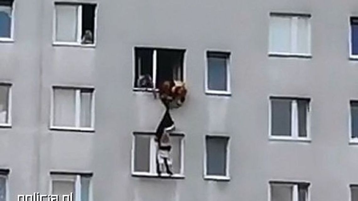 Stanął w oknie i chciał skoczyć. Uniemożliwili mu zrobienie sobie krzywdy