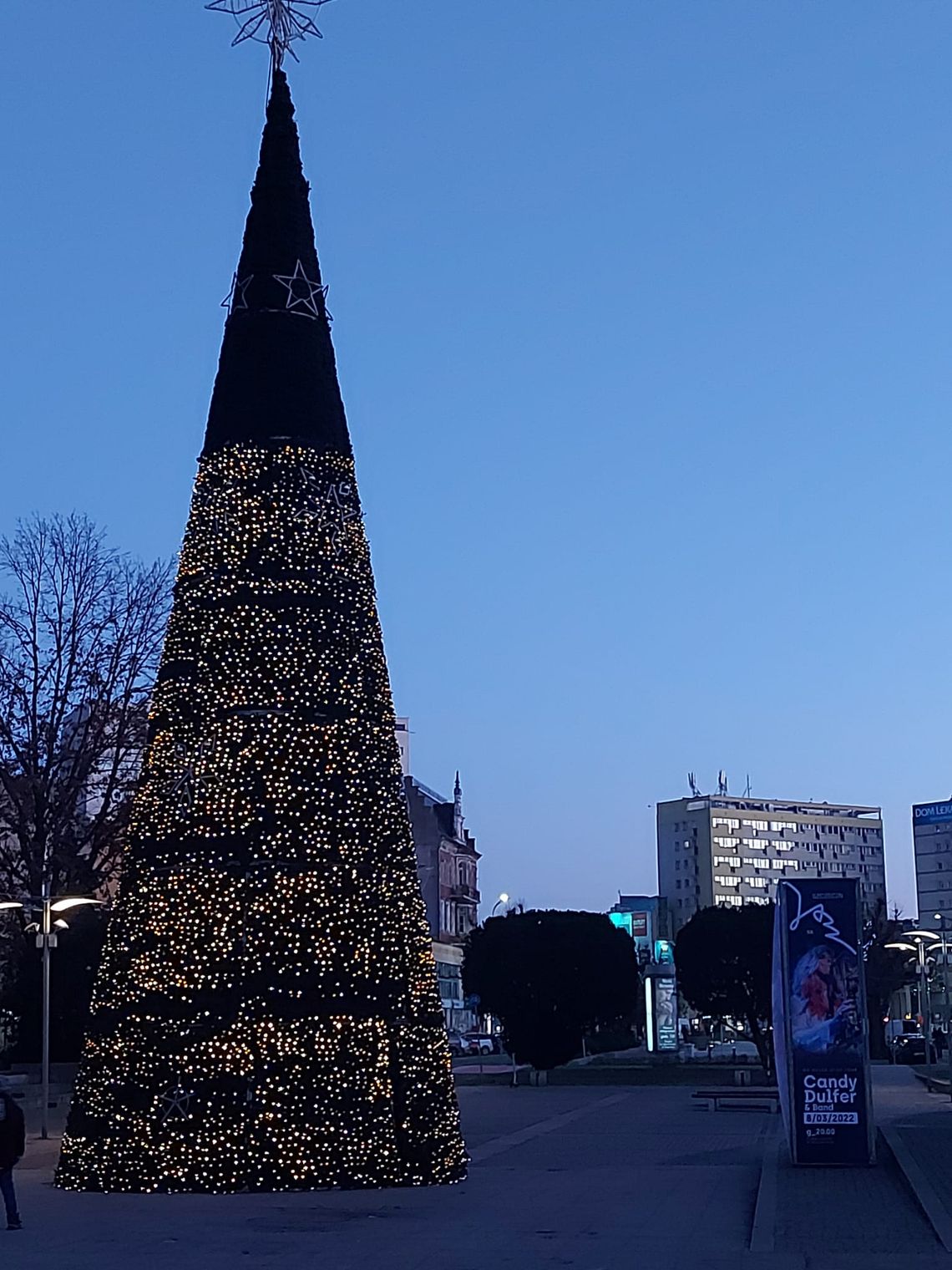 Święta, święta i po świętach... Choinka na placu Lotników znika