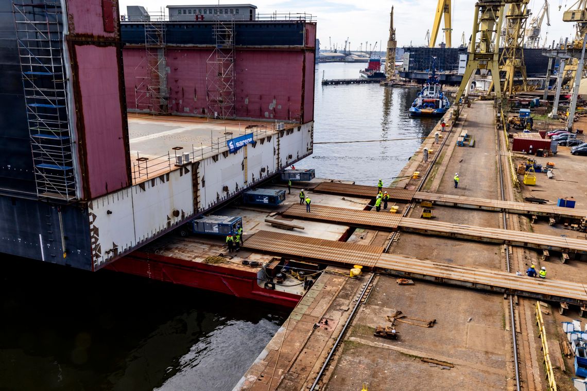 Swoisty chrzest w Odrze. Gigant ze stali osiadł w szczecińskich nurtach