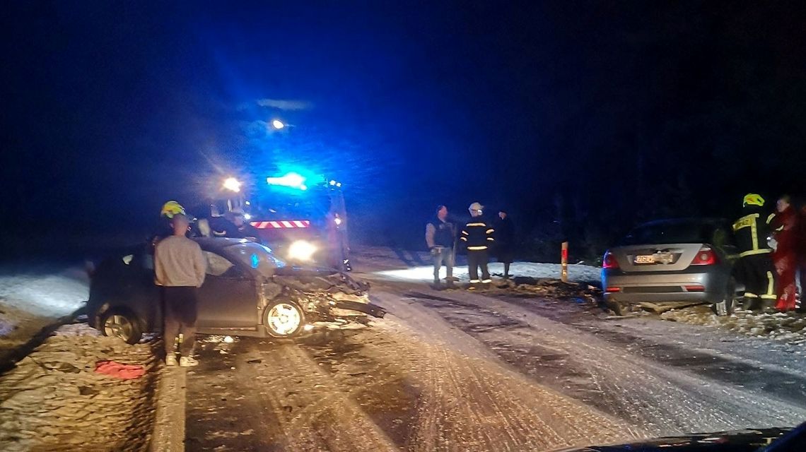 Szklanka na drogach. Dochodzi do kolizji. Bądźcie ostrożni!