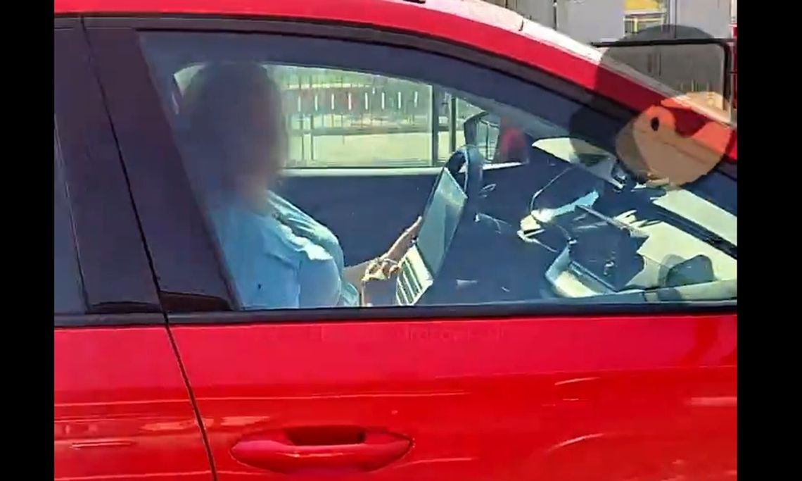 Miała laptop na kolanach i jechała [WIDEO]