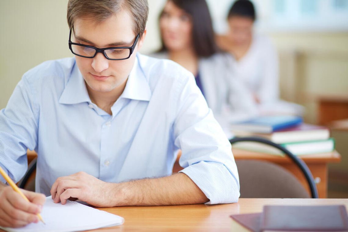 Koniec marzeń o studiach przez smartfon. Dyrektor CKE zapowiada kolejne unieważnienia
