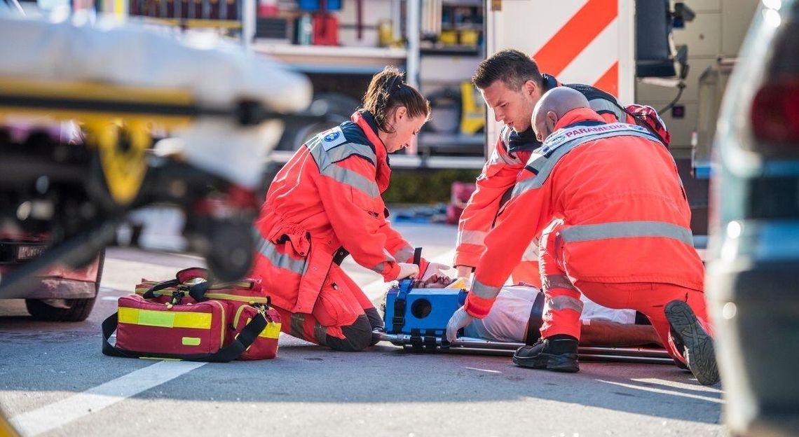 Od teraz ataki na medyków i strażaków będą ostro karane. Co z kamizelkami?