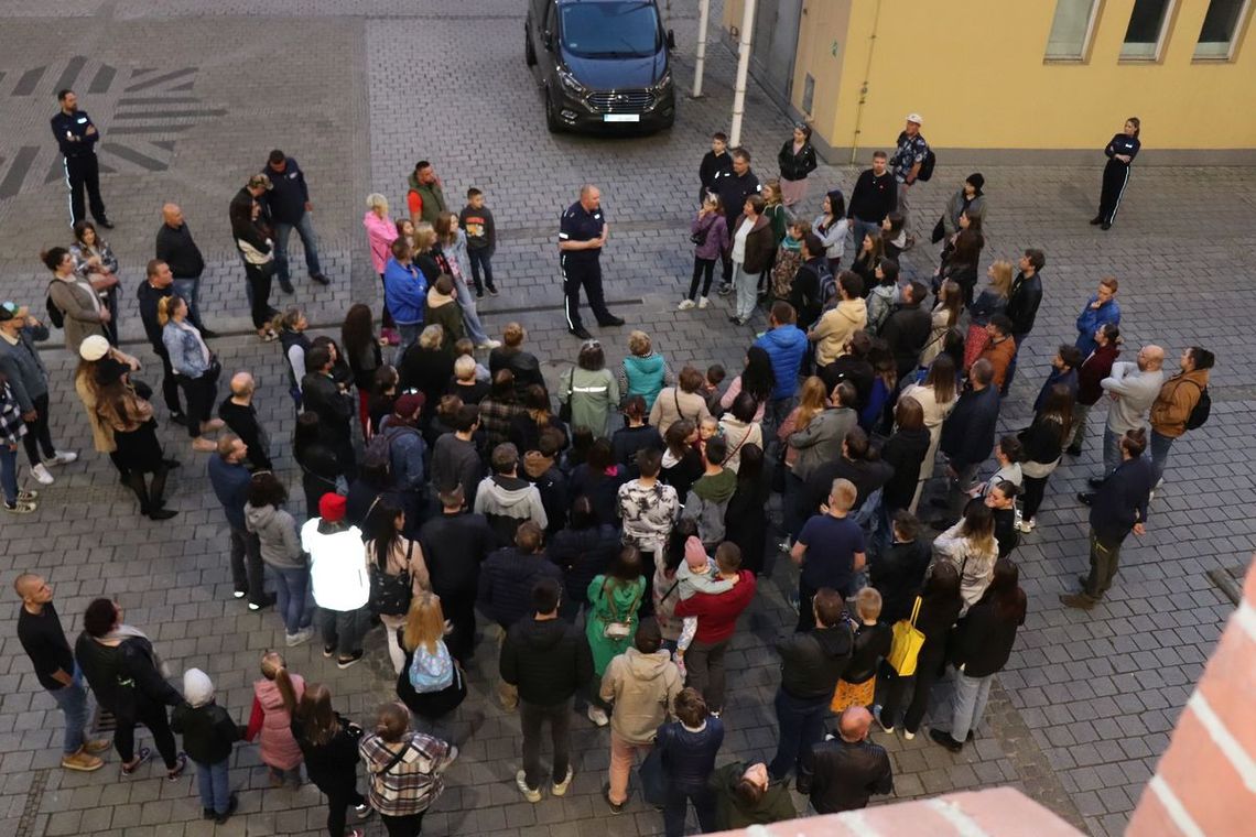 Tłum przed Komendą Wojewódzką Policji w Szczecinie