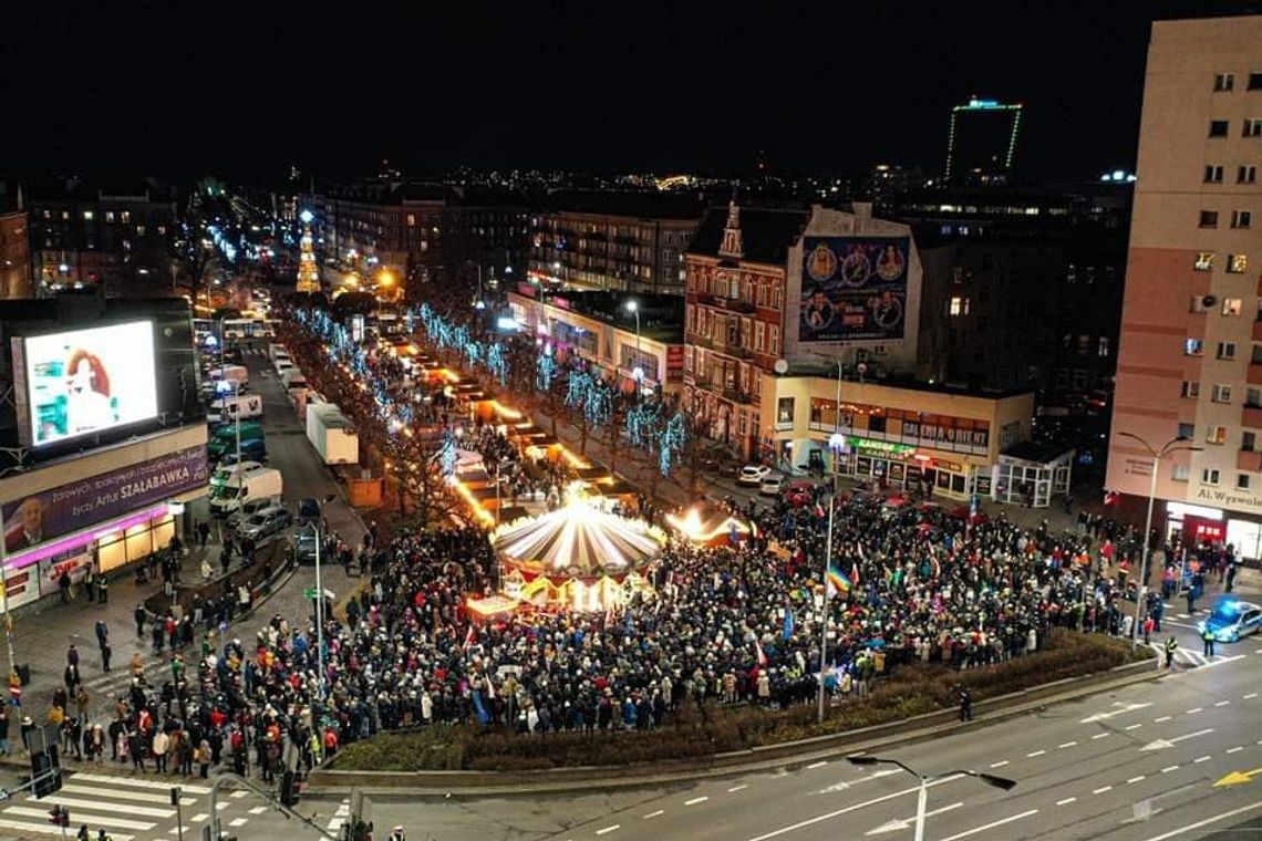 Tłumy na placu Pawła Adamowicza. Trwa manifestacja w obronie wolnych mediów i TVN