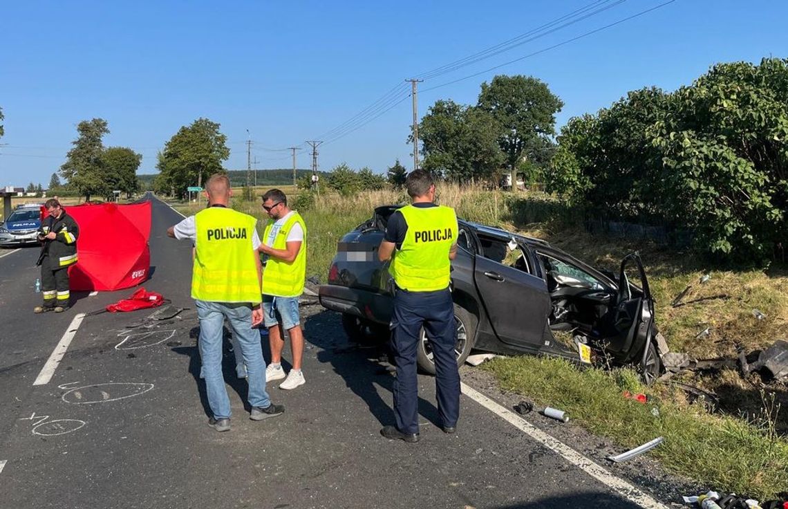 Tragiczne skutki czołowego zderzenia dwóch aut osobowych