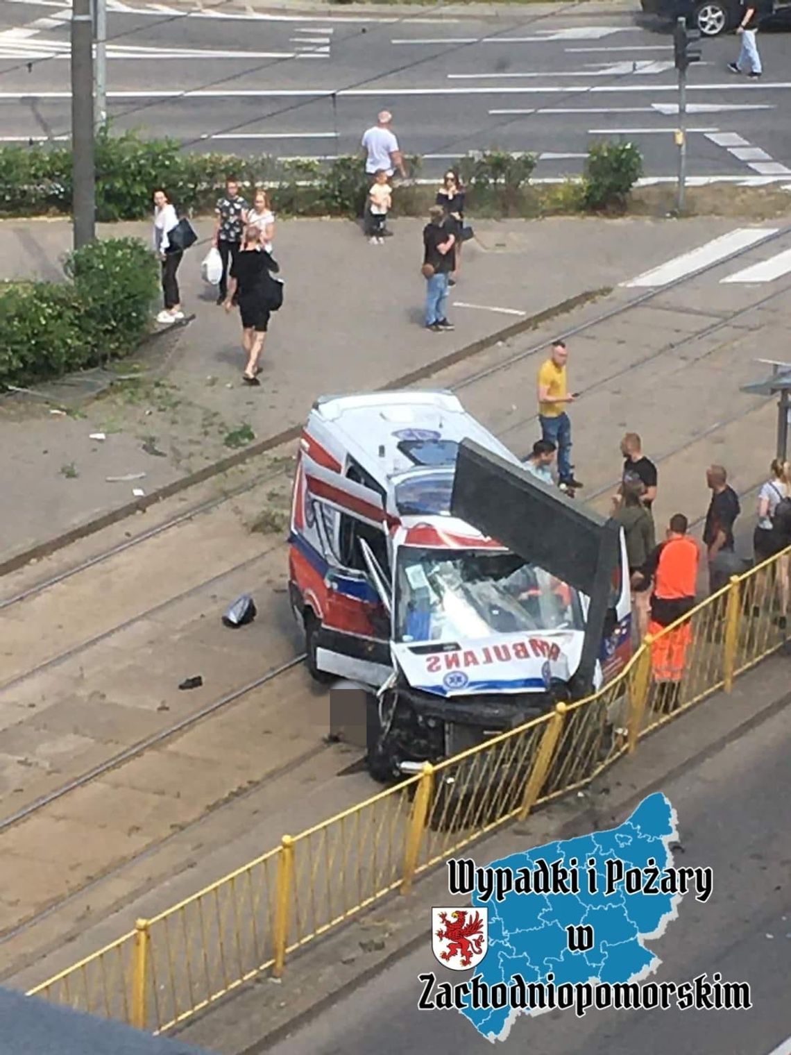 Tragiczny wypadek na Pomorzanach. Karetka pogotowia zderzyła się z osobówką