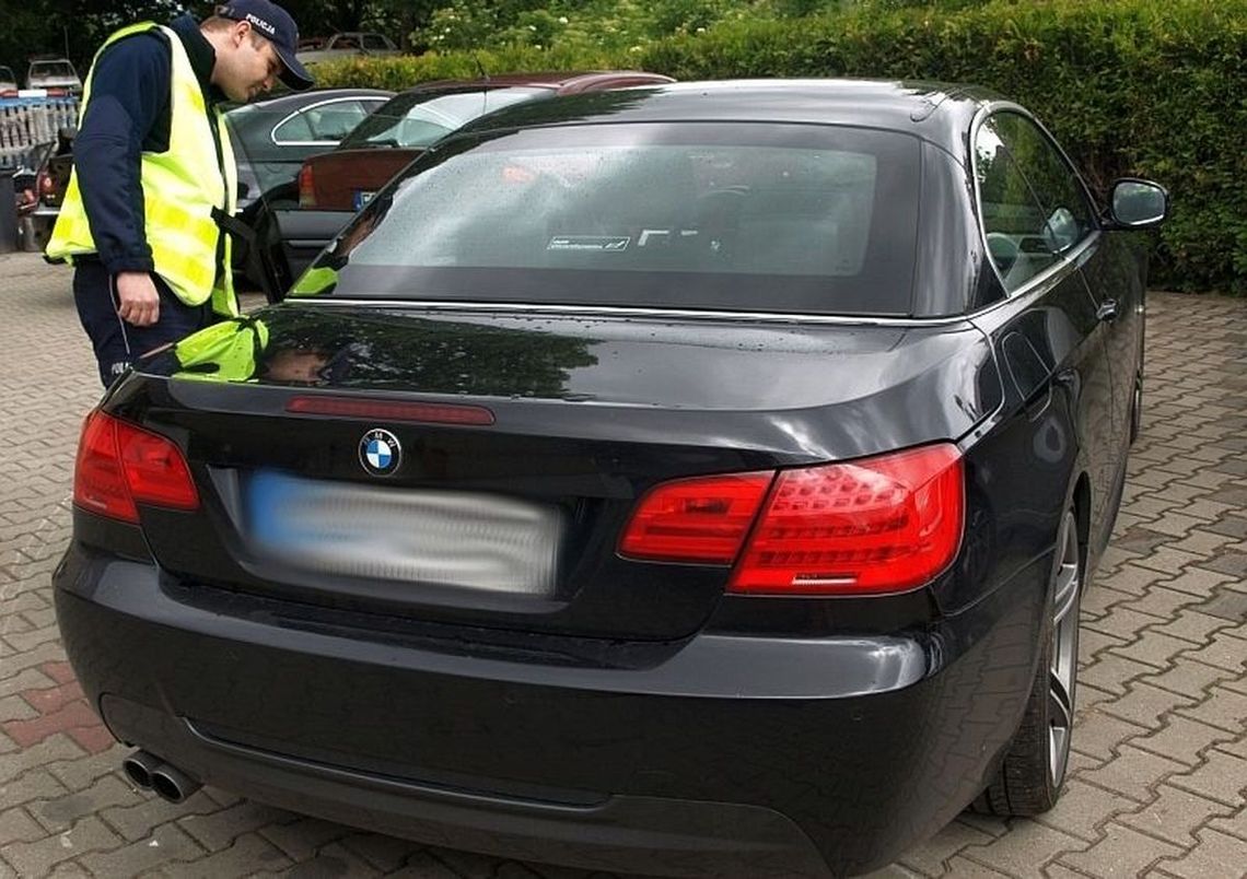 Trzeźwa żona z prawem jazdy posadziła za kierownicę BMW pijanego męża