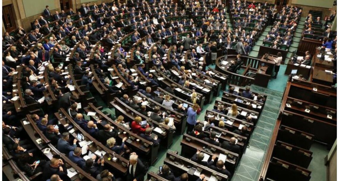 Przetasowanie na scenie politycznej. Dlaczego poparcie dla radykałów rośnie, a PiS stoi w miejscu? Przetasowanie na scenie politycznej. Dlaczego poparcie dla radykałów rośnie, a PiS stoi w miejscu?