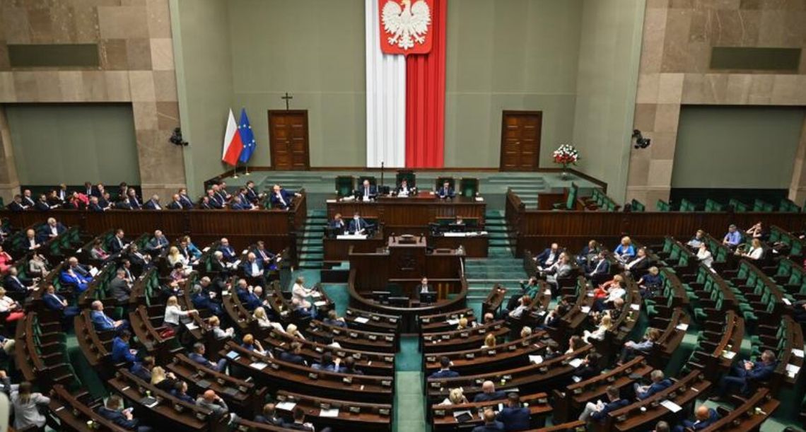 Tusk wygrywa sondaż IBRiS: Wyniki KO bez większości w Sejmie, prawicowa koalicja ma 239 mandatów Tusk wygrywa sondaż IBRiS: Wyniki KO bez większości w Sejmie, prawicowa koalicja ma 239 mandatów