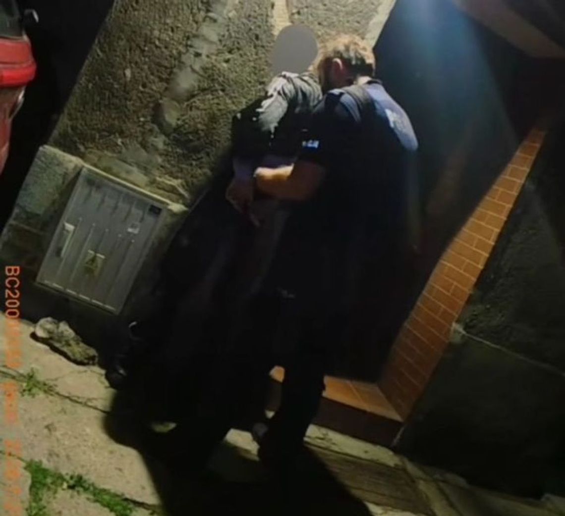 Uciekał przed policją i schował się w śmietniku. Szokujący finał pościgu Uciekał przed policją i schował się w śmietniku. Szokujący finał pościgu