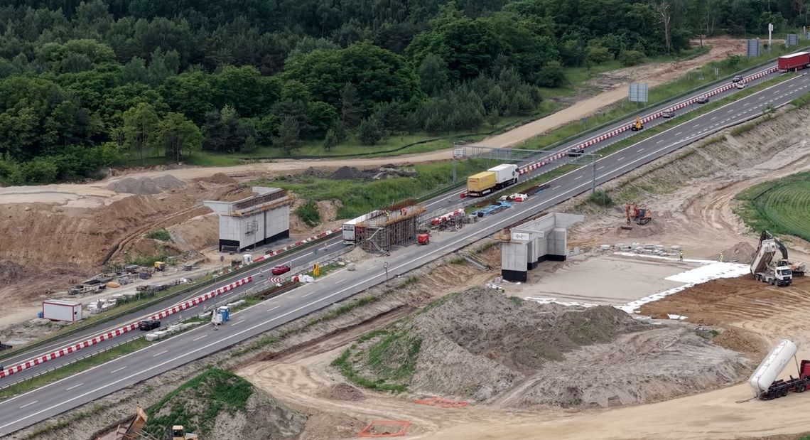 Utrudnienia na autostradzie A6 w Kołbaskowie – Rusza montaż belek na nowym wiadukcie granatowym Utrudnienia na autostradzie A6 w Kołbaskowie – Rusza montaż belek na nowym wiadukcie granatowym