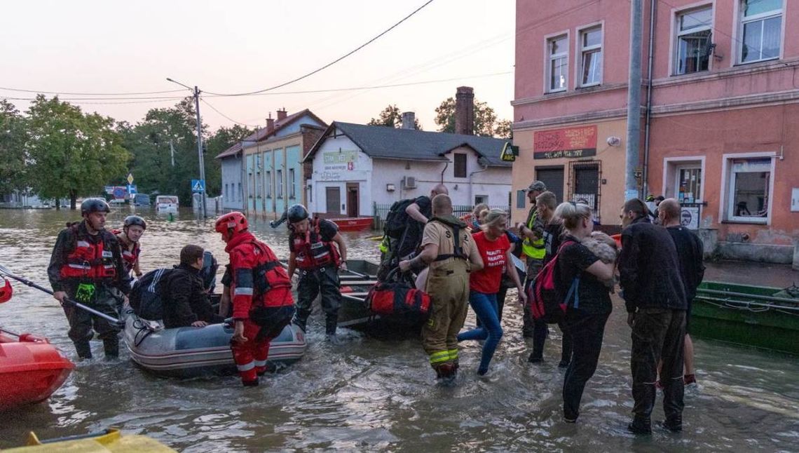 Wielka fala w Oławie w 2 rzekach. Do obrony miasta wciąż dąży Opole na Odrze