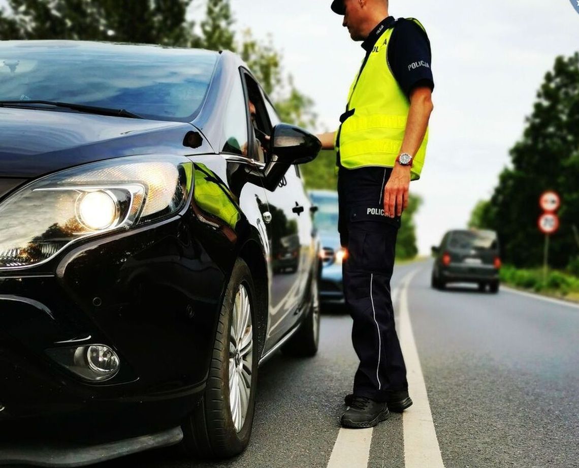 Wpadka roku podczas kontroli policji – kierował bez uprawnień, pasażera szukał sąd Wpadka roku podczas kontroli policji – kierował bez uprawnień, pasażera szukał sąd