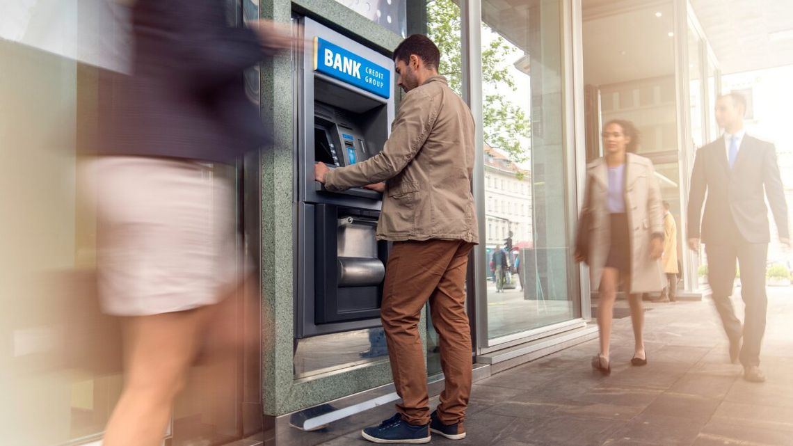 Gotówka we wpłatomacie: Poznaj ukryte progi kontroli i unikaj problemów z prawem