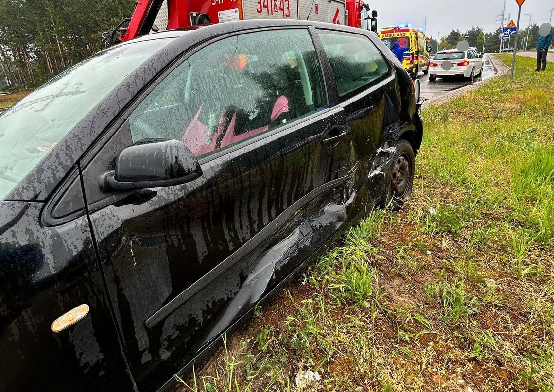 Wypadek z udziałem 2 aut. Jedna osoba ranna po groźnym zderzeniu Opla z Volkswagenem