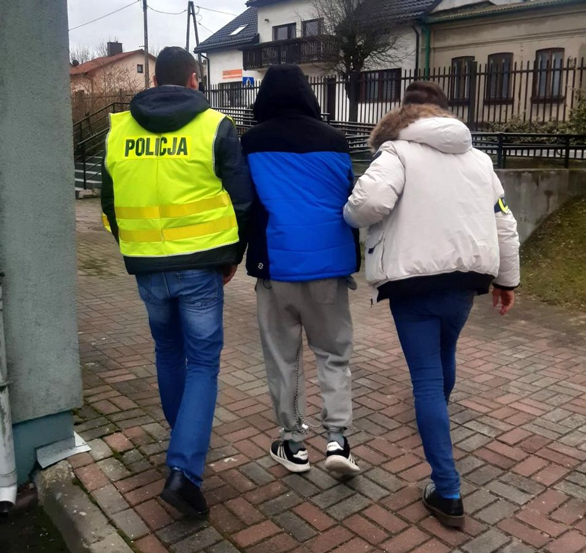 Biegał z maczetą po bloku i zaczepiał ludzi