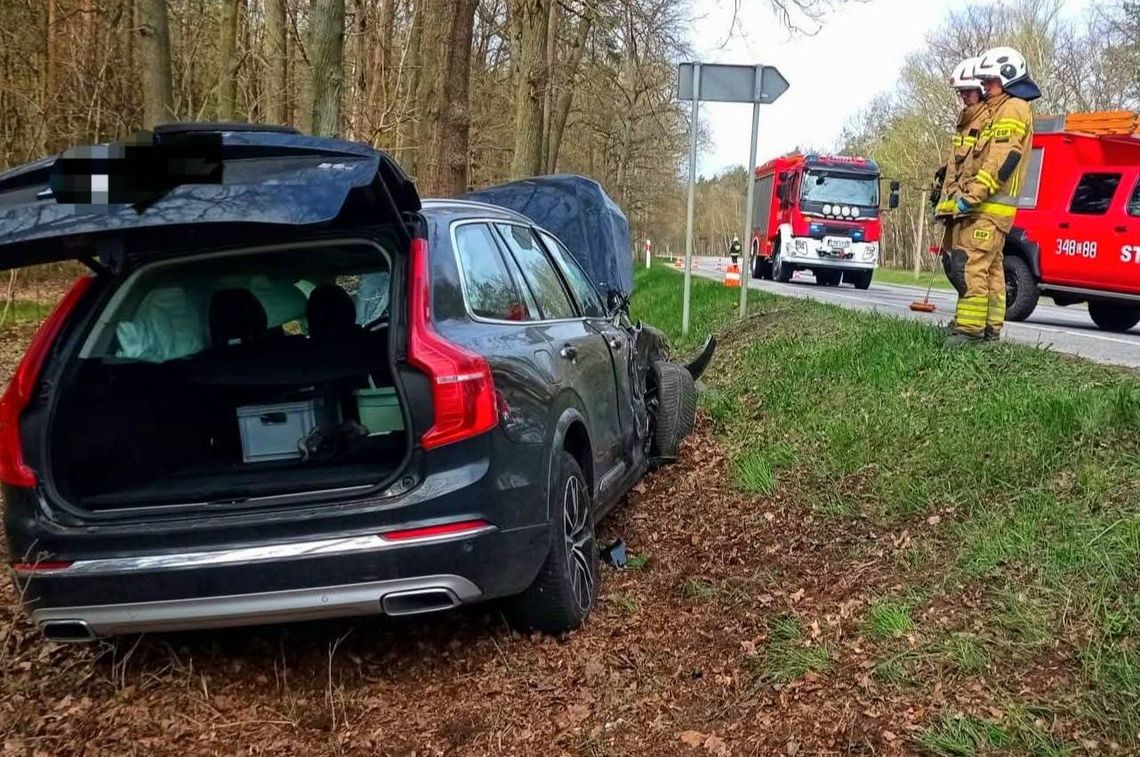 Zderzenie osobówki z dostawczym Renault. Służby w akcji na drodze krajowej