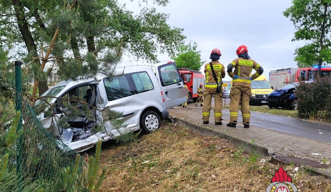 Zderzenie Peugeota z Volkswagenem. Trzy osoby w szpitalu, a dodatkowym skutkiem gigantyczny paraliż ruchu Zderzenie Peugeota z Volkswagenem. Trzy osoby w szpitalu, a dodatkowym skutkiem gigantyczny paraliż ruchu