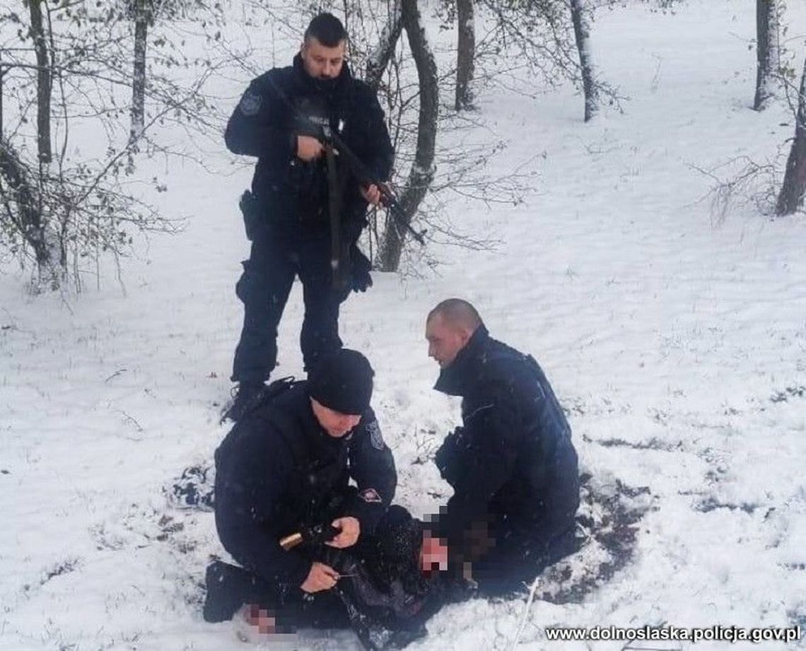 Zmarli policjanci postrzeleni przez drobnego oszusta