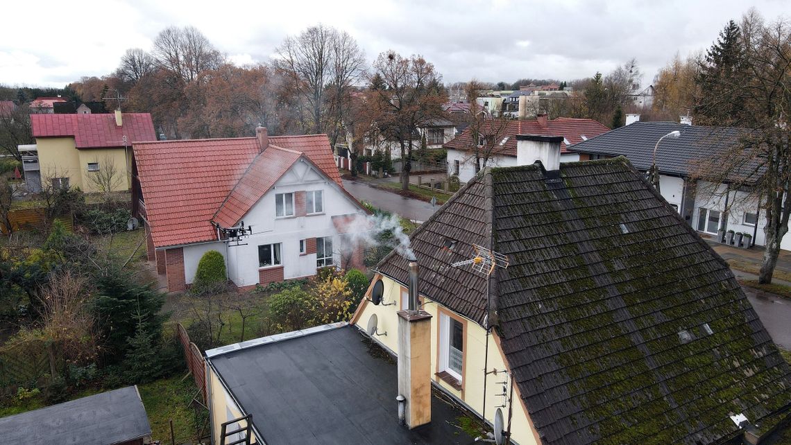 Żółta kartka dla Pogodna. Drony nad kominami sprawdzają czym palisz w piecu.