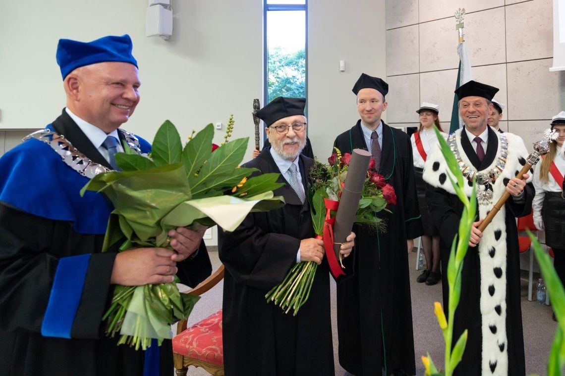 Został doktorem honoris causa