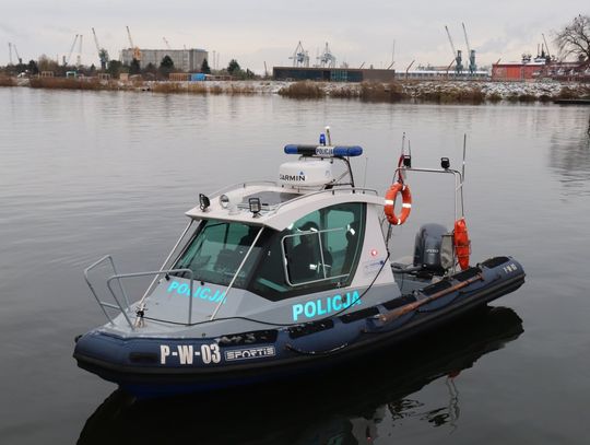 Nowoczesna policyjna łódź podczas nietypowego zadania
