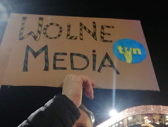 Tłumy na placu Pawła Adamowicza. Trwa manifestacja w obronie wolnych mediów i TVN